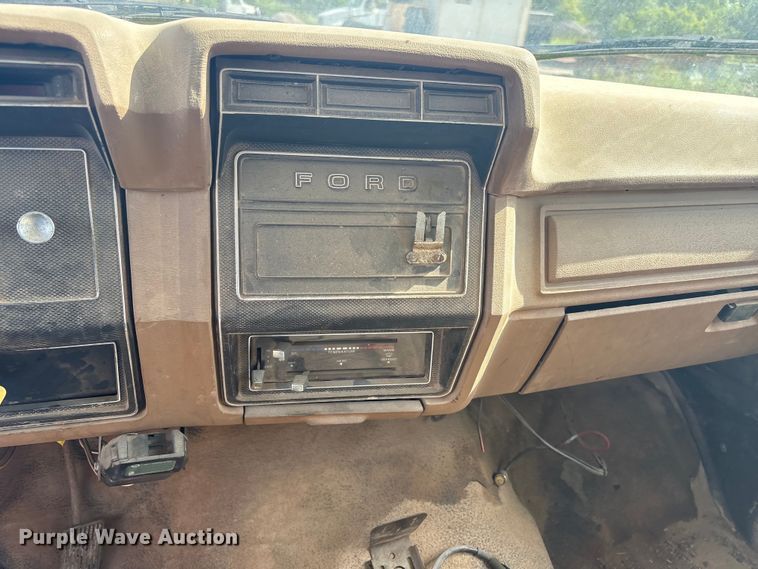 image for item ET6488 1989 Ford F700 dump truck
