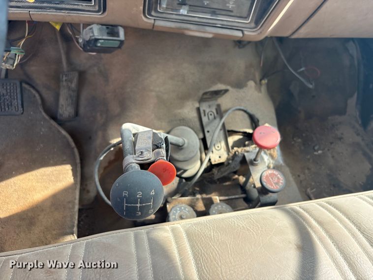 image for item ET6488 1989 Ford F700 dump truck