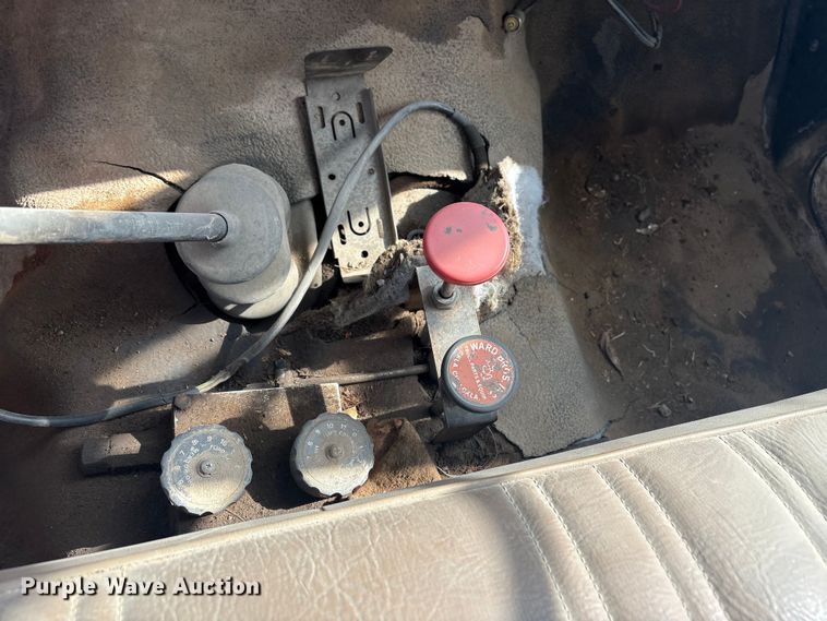 image for item ET6488 1989 Ford F700 dump truck