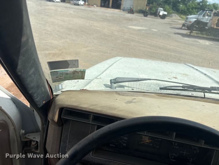 image for item ET6488 1989 Ford F700 dump truck