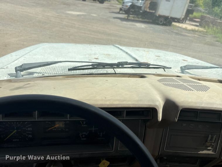image for item ET6488 1989 Ford F700 dump truck