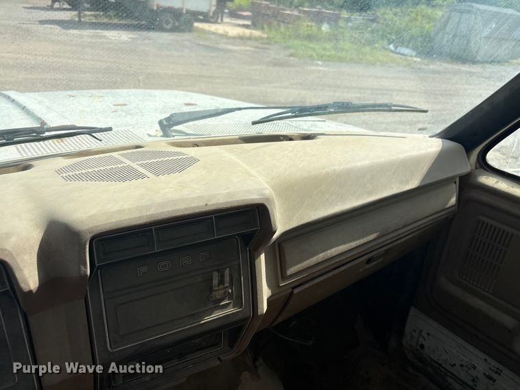 image for item ET6488 1989 Ford F700 dump truck
