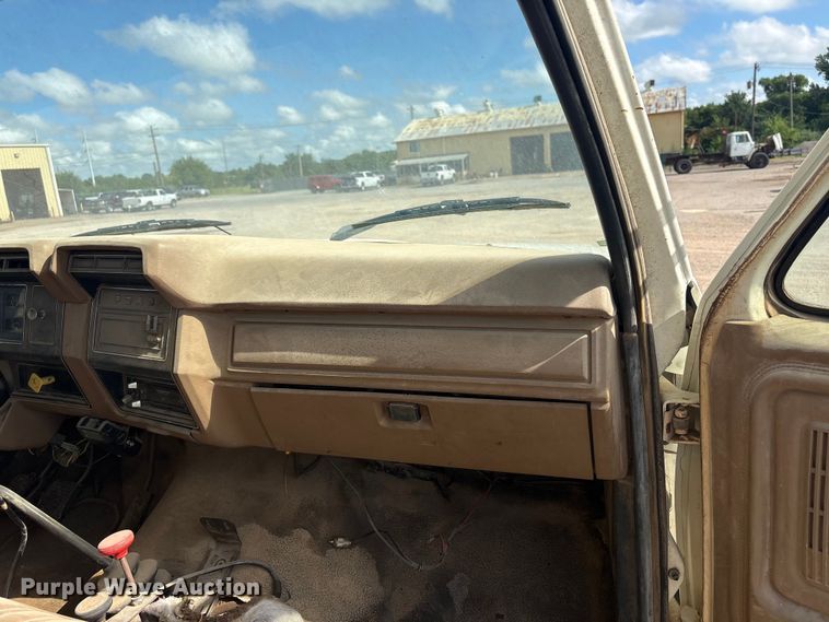image for item ET6488 1989 Ford F700 dump truck