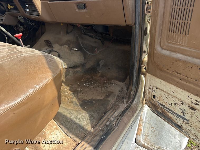 image for item ET6488 1989 Ford F700 dump truck