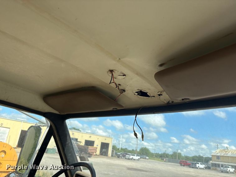 image for item ET6488 1989 Ford F700 dump truck