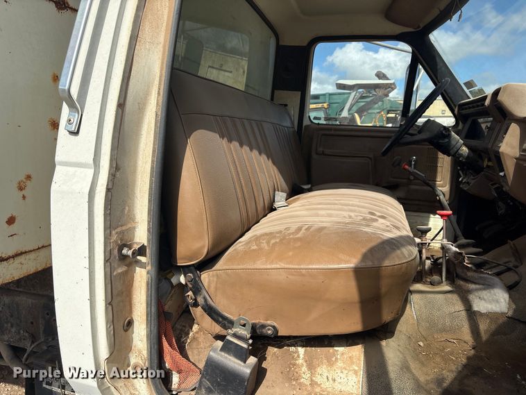 image for item ET6488 1989 Ford F700 dump truck