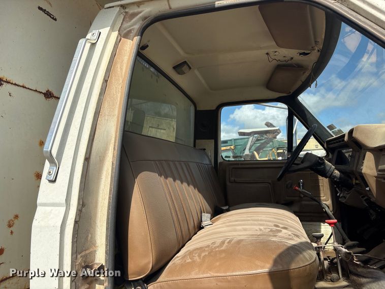 image for item ET6488 1989 Ford F700 dump truck