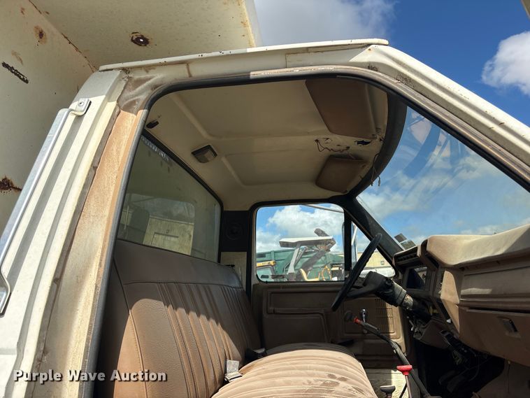 image for item ET6488 1989 Ford F700 dump truck
