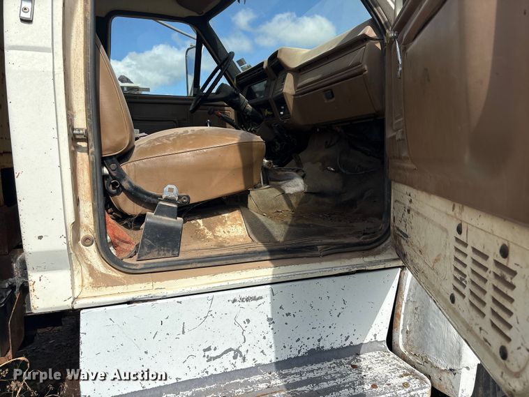 image for item ET6488 1989 Ford F700 dump truck