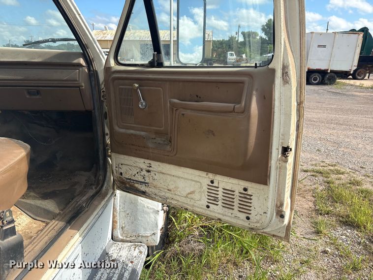 image for item ET6488 1989 Ford F700 dump truck