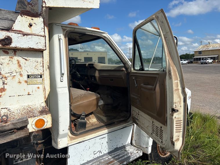 image for item ET6488 1989 Ford F700 dump truck