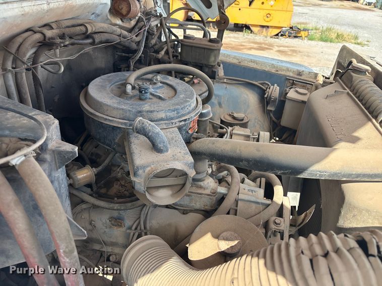 image for item ET6488 1989 Ford F700 dump truck