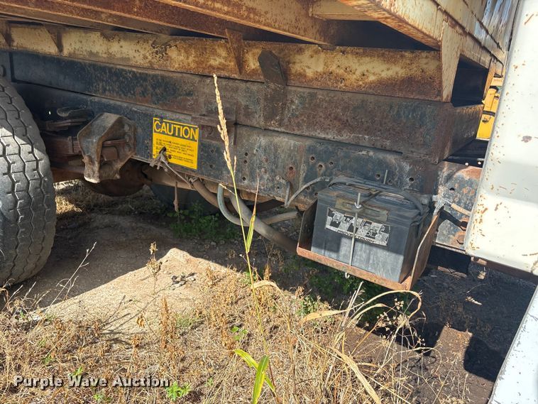 image for item ET6488 1989 Ford F700 dump truck