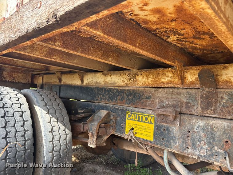 image for item ET6488 1989 Ford F700 dump truck