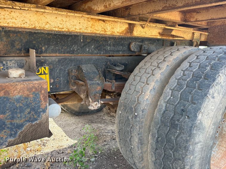 image for item ET6488 1989 Ford F700 dump truck