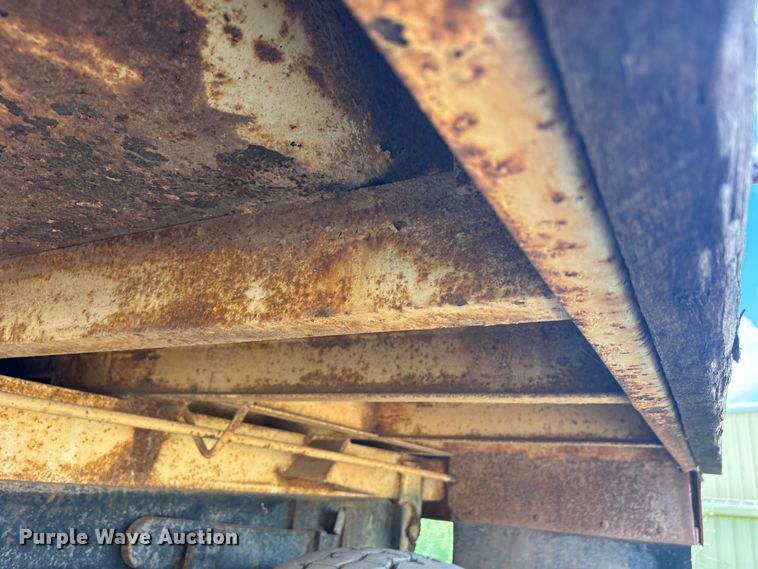 image for item ET6488 1989 Ford F700 dump truck