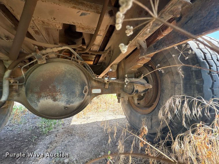image for item ET6488 1989 Ford F700 dump truck