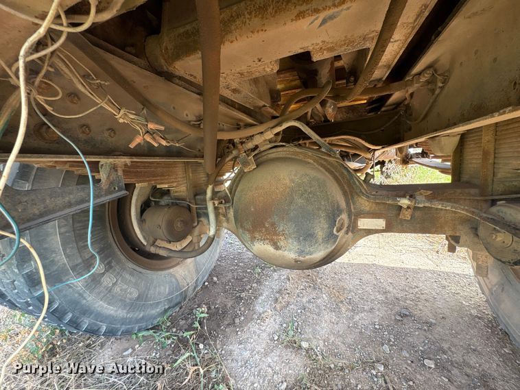 image for item ET6488 1989 Ford F700 dump truck