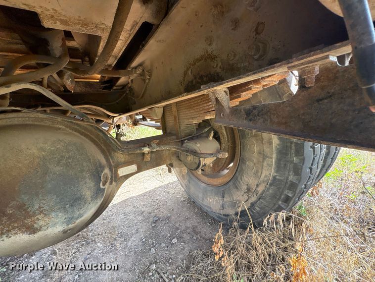image for item ET6488 1989 Ford F700 dump truck