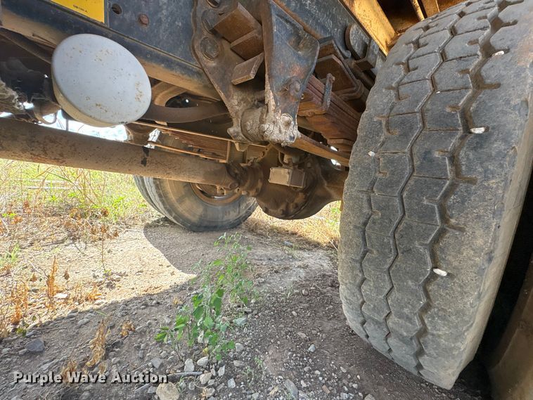 image for item ET6488 1989 Ford F700 dump truck