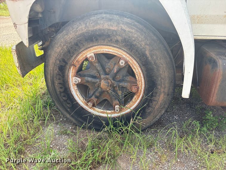 image for item ET6488 1989 Ford F700 dump truck