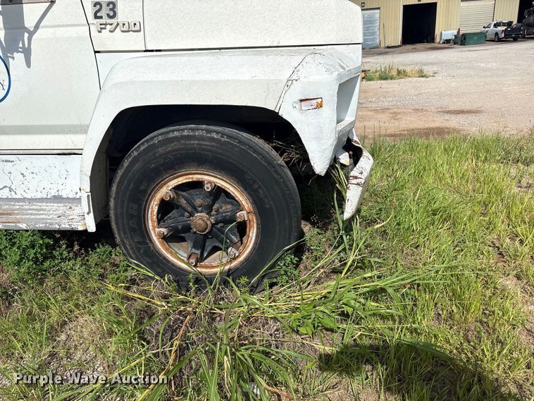 image for item ET6488 1989 Ford F700 dump truck