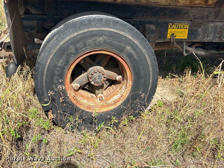 image for item ET6488 1989 Ford F700 dump truck