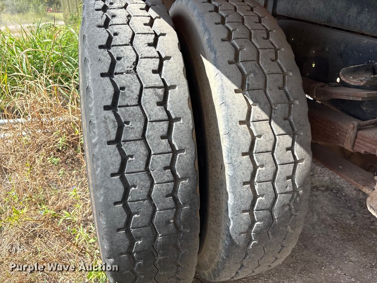 image for item ET6488 1989 Ford F700 dump truck
