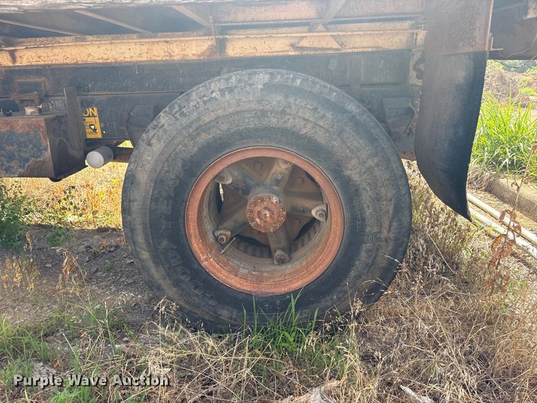 image for item ET6488 1989 Ford F700 dump truck