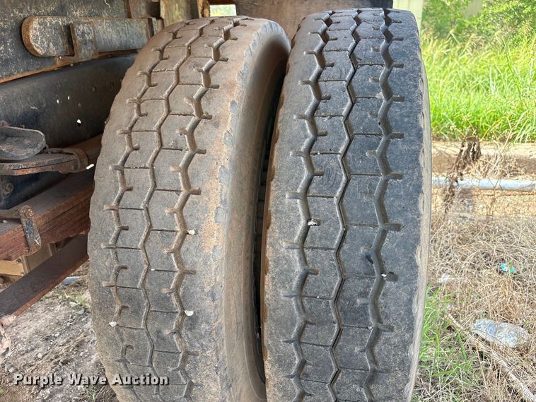 image for item ET6488 1989 Ford F700 dump truck
