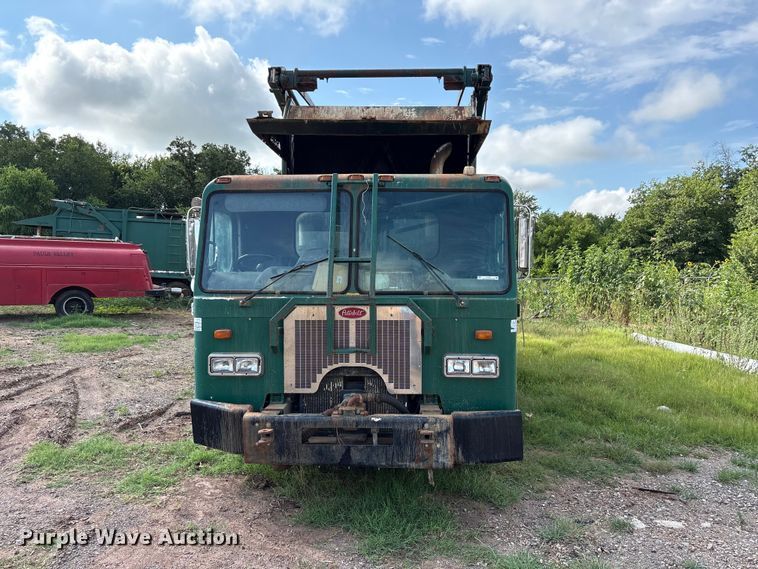 image for item ET6491 2002 Peterbilt 320 refuse truck