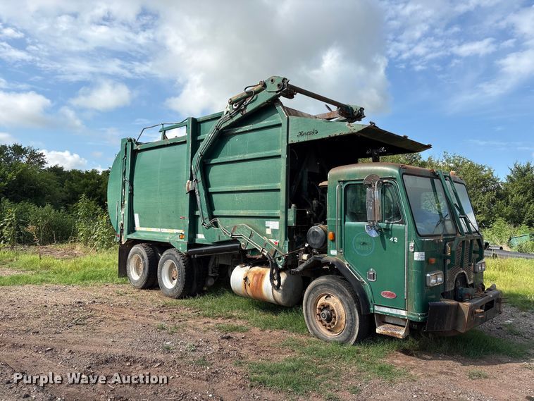 image for item ET6491 2002 Peterbilt 320 refuse truck