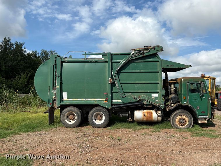 image for item ET6491 2002 Peterbilt 320 refuse truck