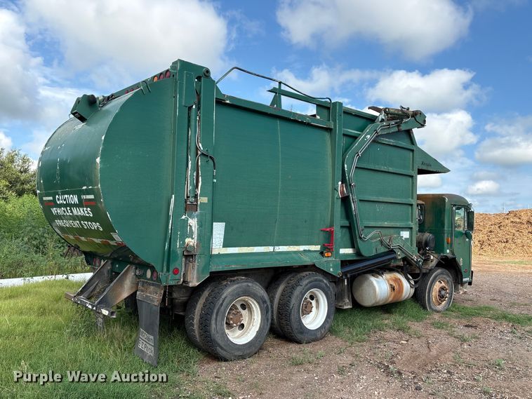 image for item ET6491 2002 Peterbilt 320 refuse truck