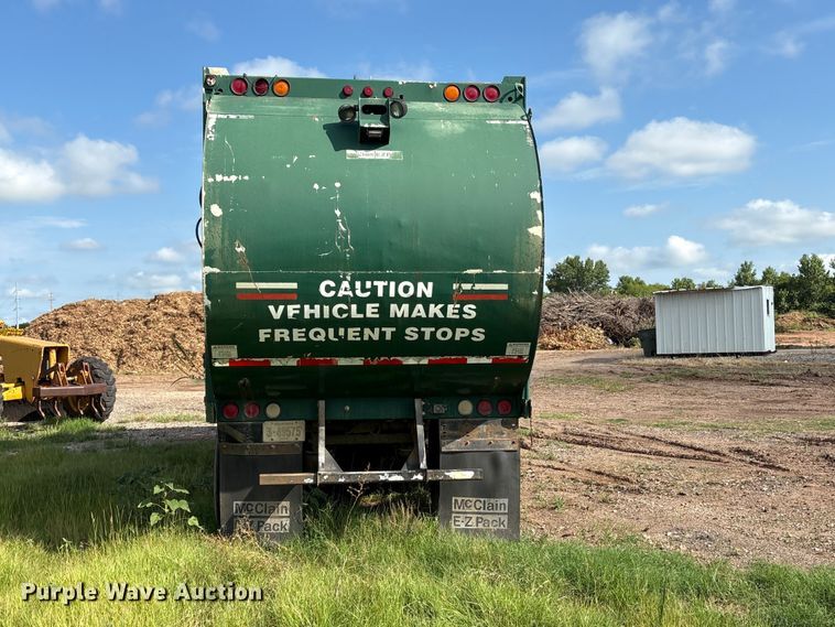 image for item ET6491 2002 Peterbilt 320 refuse truck