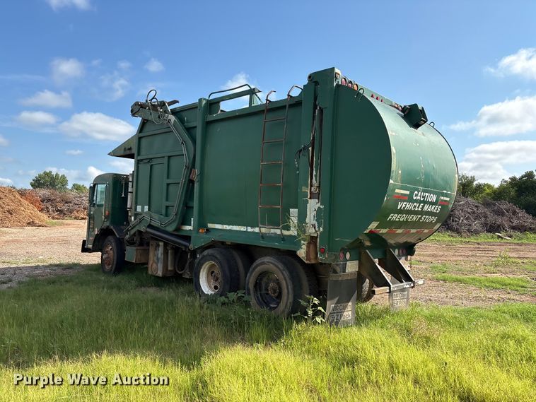 image for item ET6491 2002 Peterbilt 320 refuse truck