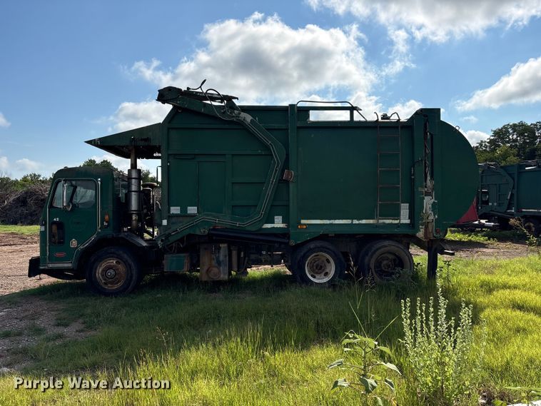 image for item ET6491 2002 Peterbilt 320 refuse truck