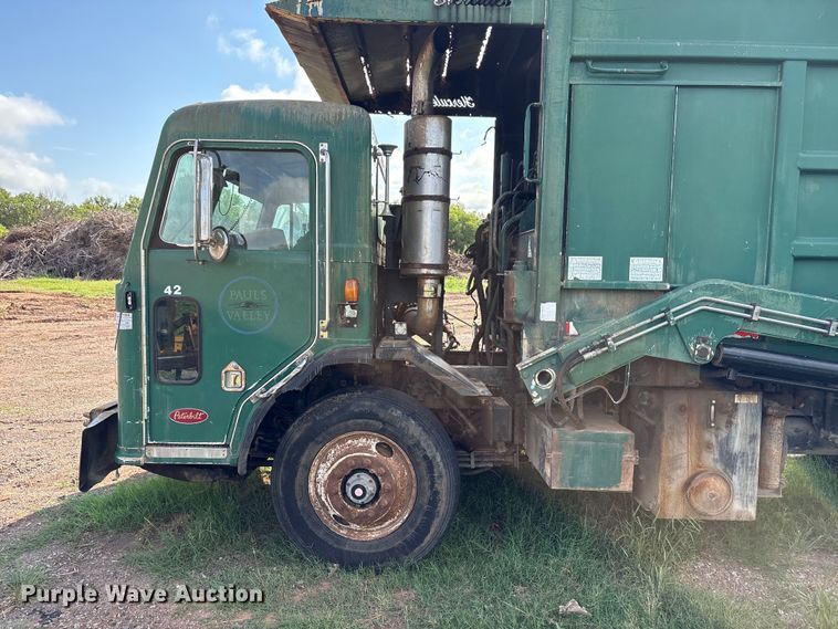 image for item ET6491 2002 Peterbilt 320 refuse truck
