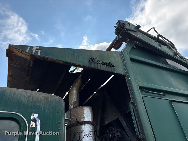 image for item ET6491 2002 Peterbilt 320 refuse truck
