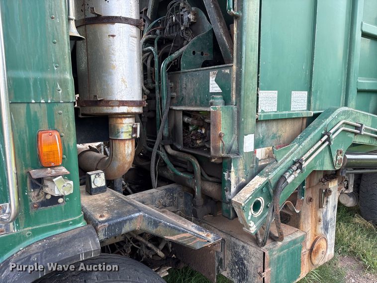 image for item ET6491 2002 Peterbilt 320 refuse truck