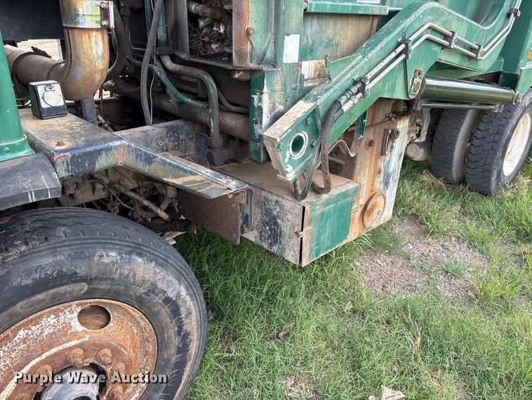 image for item ET6491 2002 Peterbilt 320 refuse truck