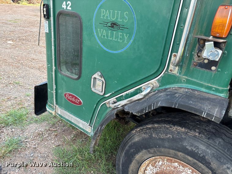 image for item ET6491 2002 Peterbilt 320 refuse truck