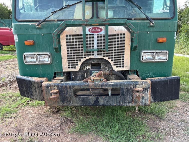 image for item ET6491 2002 Peterbilt 320 refuse truck