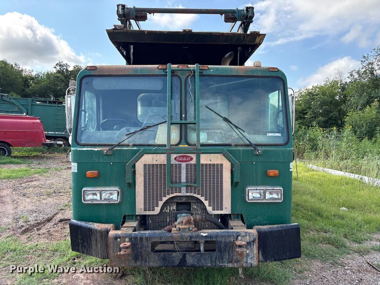 image for item ET6491 2002 Peterbilt 320 refuse truck