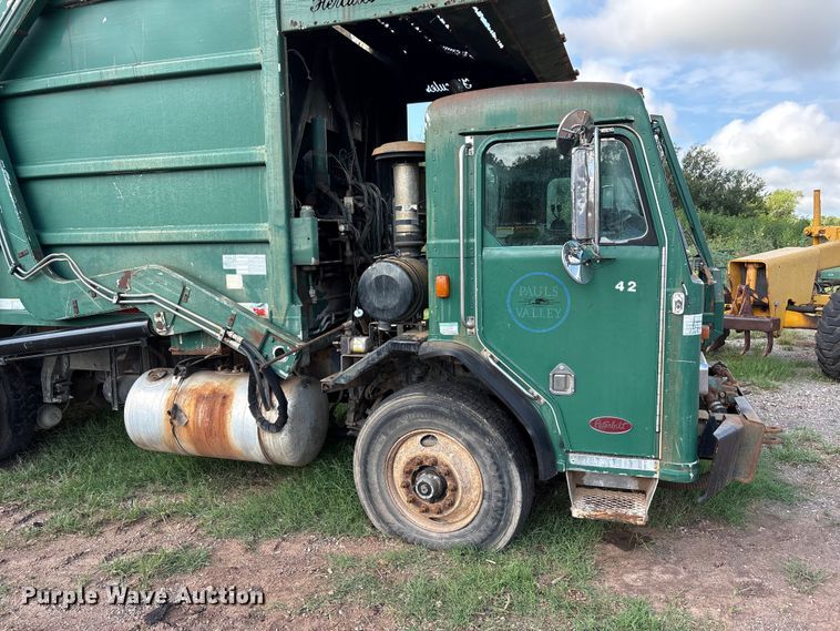 image for item ET6491 2002 Peterbilt 320 refuse truck