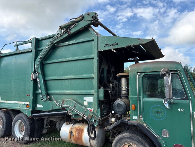 image for item ET6491 2002 Peterbilt 320 refuse truck