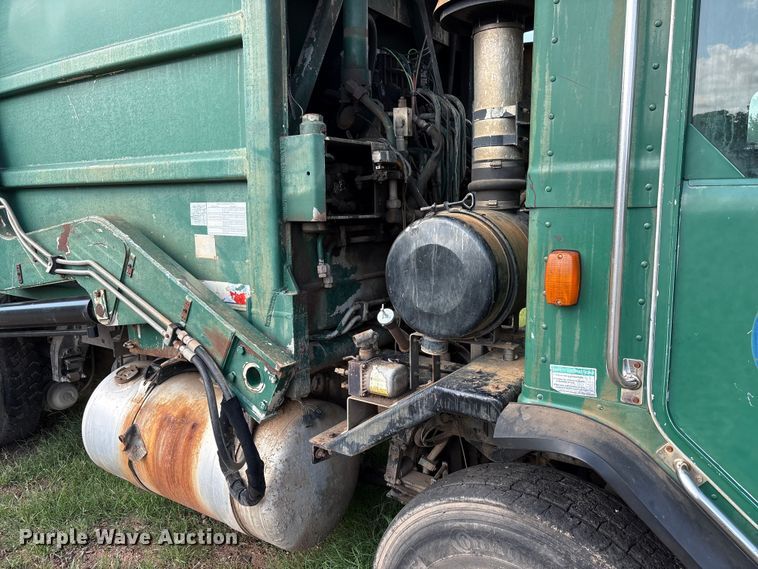 image for item ET6491 2002 Peterbilt 320 refuse truck