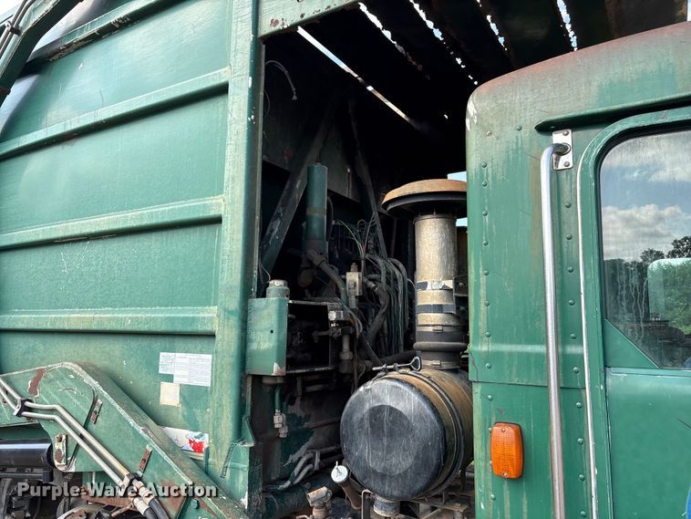 image for item ET6491 2002 Peterbilt 320 refuse truck