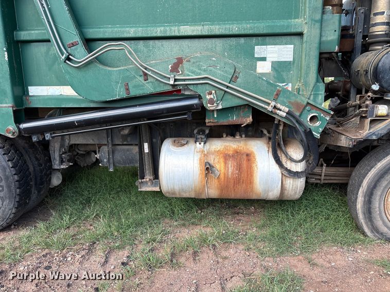 image for item ET6491 2002 Peterbilt 320 refuse truck