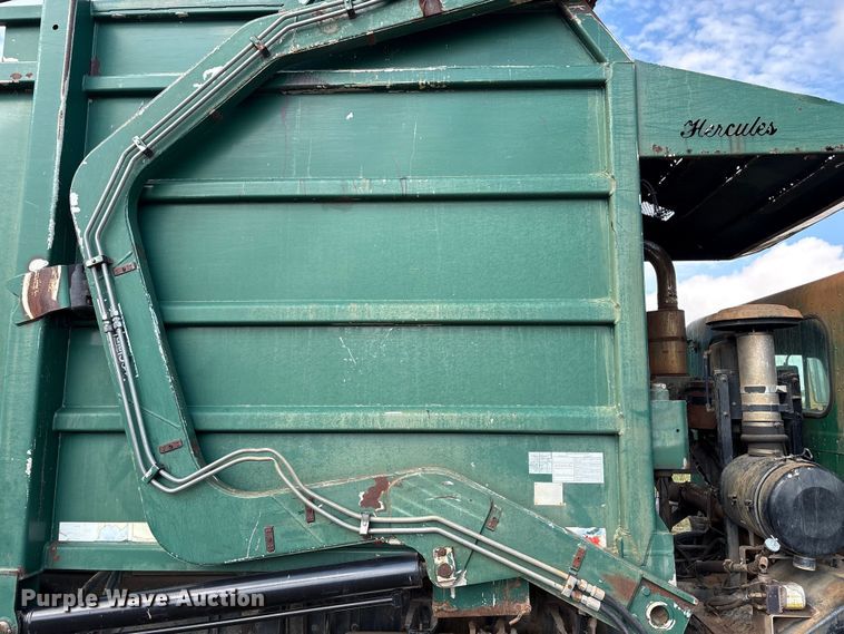 image for item ET6491 2002 Peterbilt 320 refuse truck